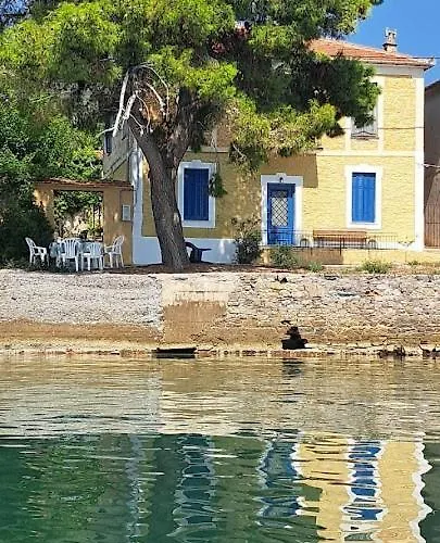 Yard Of Epicurus - η αυλή του επίκουρου Kato Gatzea